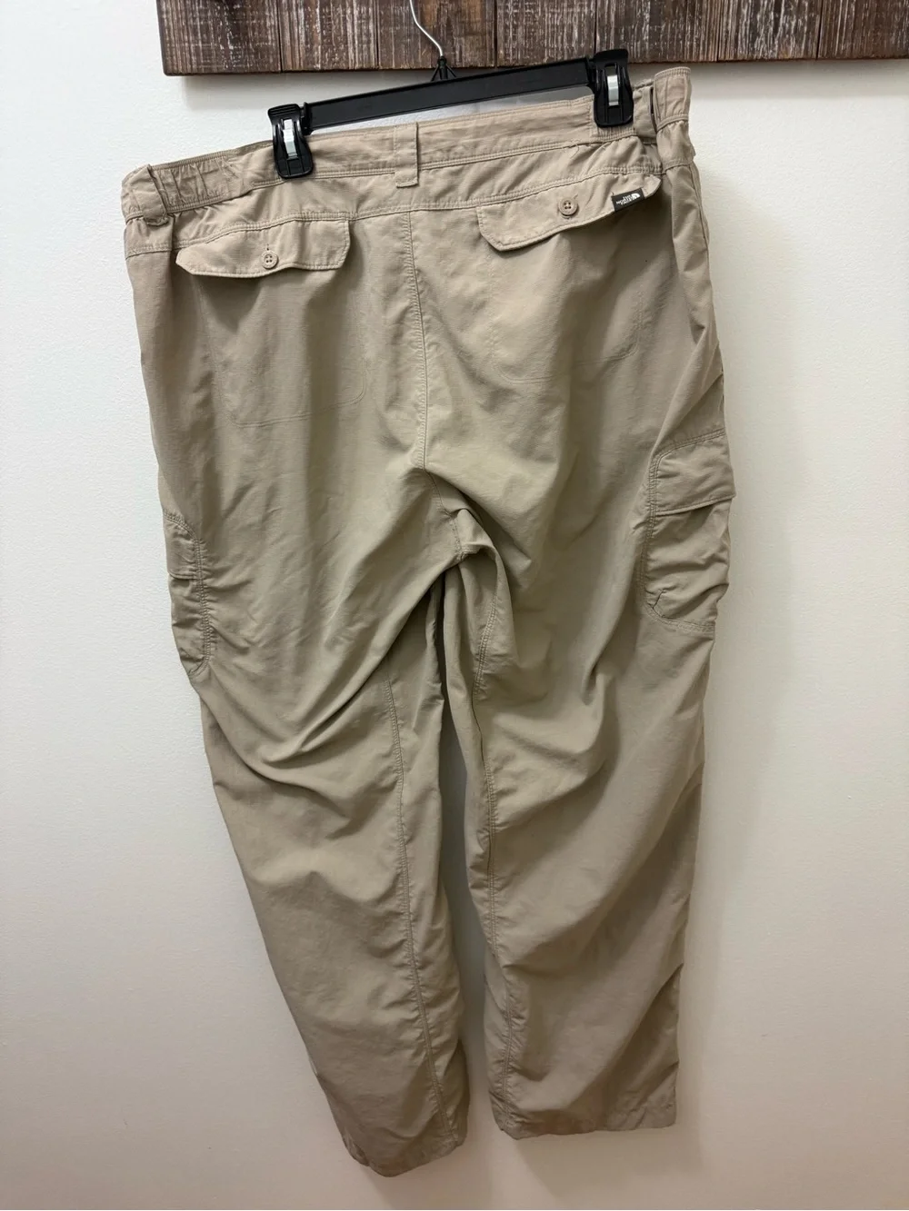 The North face Men's Lightweight Cargo Pants in Khaki size XXL